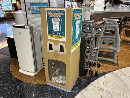 商業施設フードコートの紙コップ回収ボックス