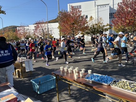 マラソン大会の給水所での紙コップ回収